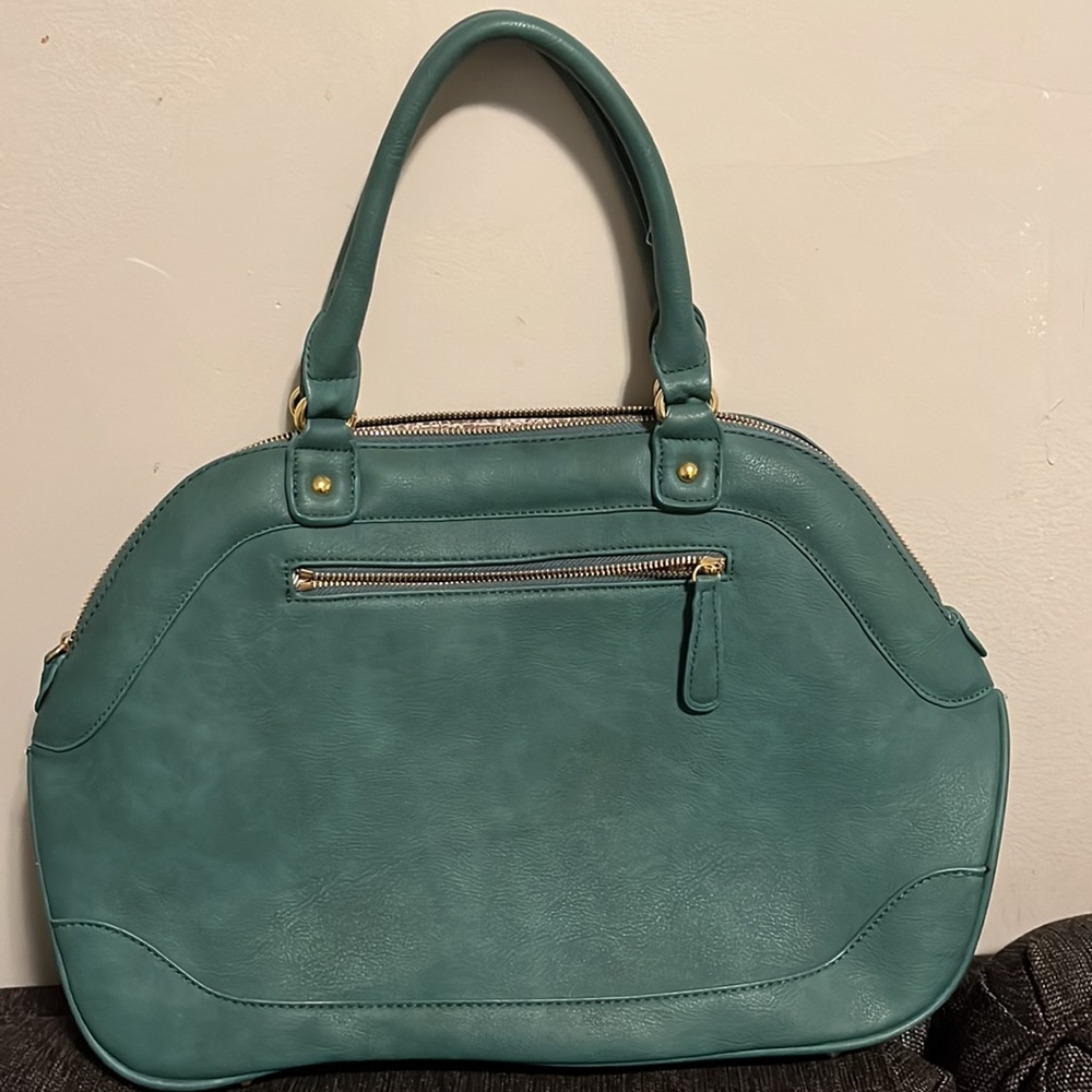Hobo style shoulder bag.